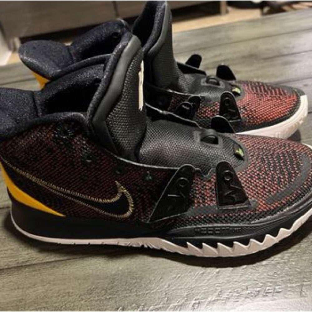 Nike Kyrie Roswell Raygun Sneakers